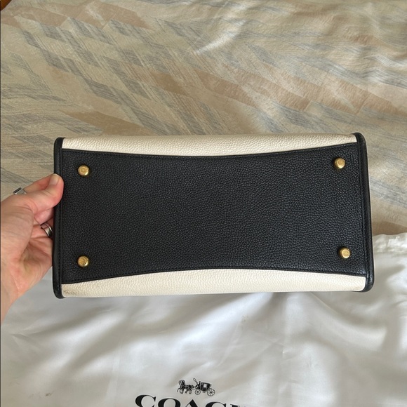 Coach Tan and Cream Leather Handbag with crossbody strap - Picture 6 of 8